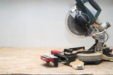 Ahşap masada talaşlı marangoz aletleri. Dairesel Testere.