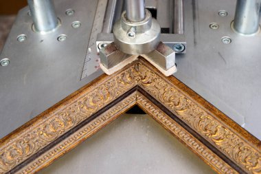 Frameshop çerçevesinde çalışan usta.