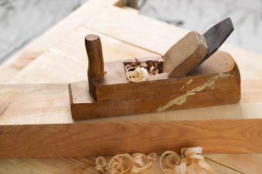 Araçlar ahşap masa arka plan üzerinde bir marangoz. Üstten Görünüm. Kopya alanı