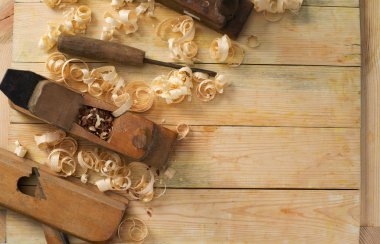 Araçlar ahşap masa arka plan üzerinde bir marangoz. Üstten Görünüm. Kopya alanı