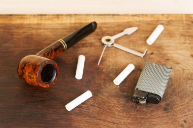 Ahşap bir masa üzerinde pipo. Aroma. Üstten Görünüm