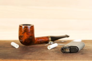 Ahşap bir masa üzerinde pipo. Aroma. Kopya alanı