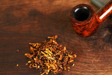 Ahşap bir masa üzerinde pipo. Aroma. Kopya alanı