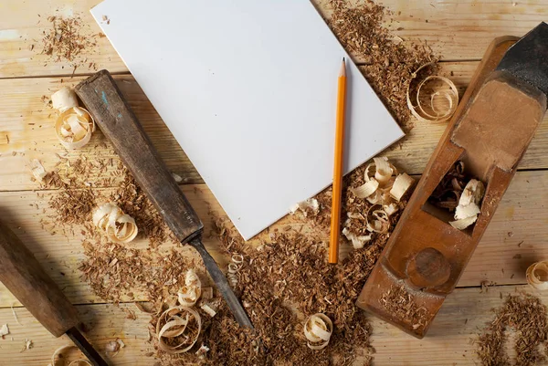 Wit vel op houten tafel voor timmerman tools met zaagsel. — Stockfoto