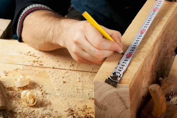 Timmerman werken, hamer, meter en schroevendraaier op bouw achtergrond — Stockfoto