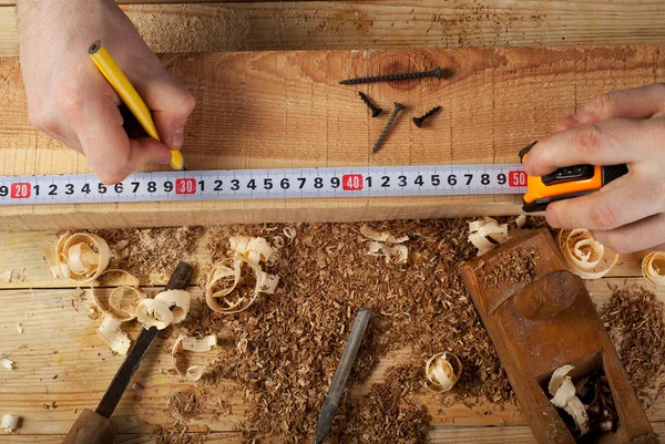 Timmerman werken, hamer, meter en schroevendraaier op bouw achtergrond — Stockfoto
