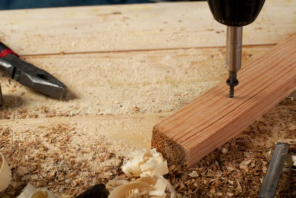 Timmerman tools op houten tafel achtergrond. Bovenaanzicht. Kopiëren van ruimte — Stockfoto