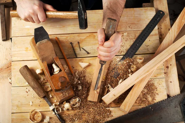 Herramientas de carpintería sobre fondo de mesa de madera. Vista superior. Copiar espacio — Foto de Stock