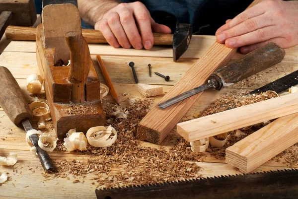 Timmerman tools op houten tafel achtergrond. Bovenaanzicht. Kopiëren van ruimte — Stockfoto