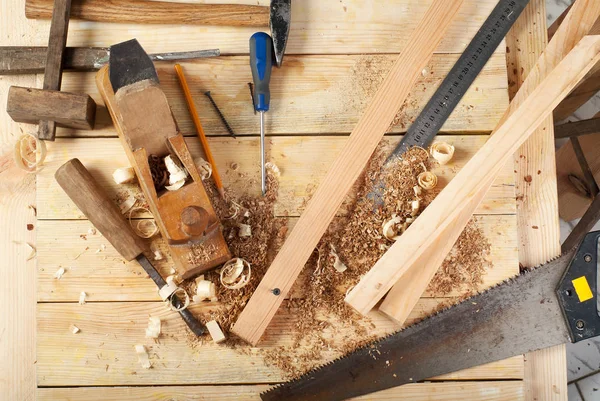 Zimmermannswerkzeuge auf Holztischhintergrund. Ansicht von oben. Kopierraum — Stockfoto