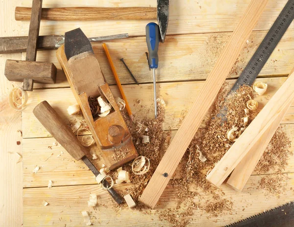 Timmerman tools op houten tafel achtergrond. Bovenaanzicht. Kopiëren van ruimte — Stockfoto