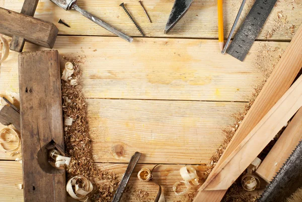 Timmerman tools op houten tafel achtergrond. Bovenaanzicht. Kopiëren van ruimte — Stockfoto