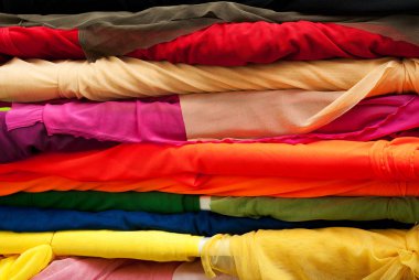 Piyasada çeşitli renkler kumaştan