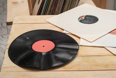 Görüntü eski vinil topluluğu tarz retro ahşap arka plan üzerinde kollu LP kayıt. Vinil kayıtları toplama tarama. Müzik arka plan. Kopya alanı