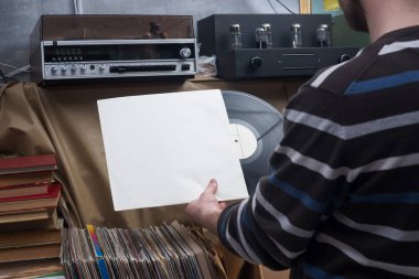 Görüntü eski vinil topluluğu tarz retro ahşap arka plan üzerinde kollu LP kayıt. Vinil kayıtları toplama tarama. Müzik arka plan. Kopya alanı