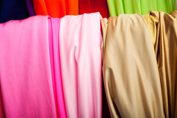Paño de varios colores en el mercado — Foto de Stock