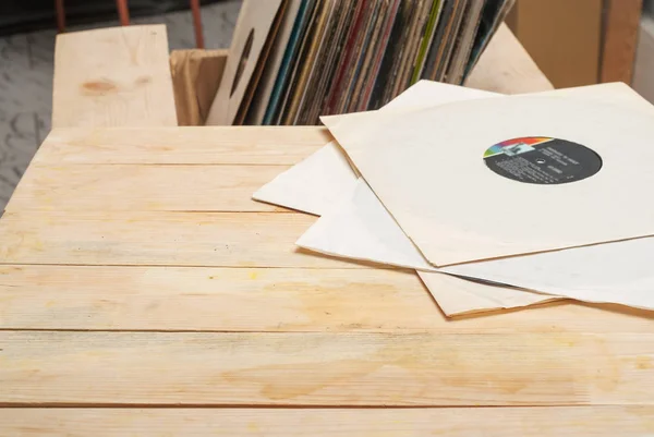 Immagine in stile retrò di una collezione di vecchi LP in vinile con maniche su uno sfondo di legno — Foto Stock