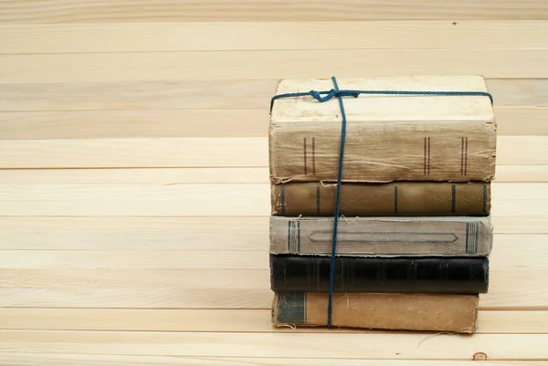 Zásobník vázané knihy na dřevěný stůl. Zpátky do školy. — Stock fotografie