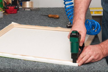 Çerçeve çerçeve dükkanda çalışan usta. Kare açı tutan profesyonel çerçevecisi el. Üstten Görünüm. Uzay kopyalayın. Üstten Görünüm