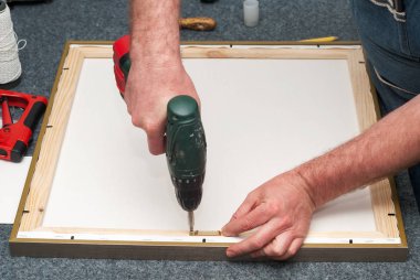 Çerçeve çerçeve dükkanda çalışan usta. Kare açı tutan profesyonel çerçevecisi el. Üstten Görünüm. Kopya alanı