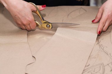 Dikiş Tekstil veya bez. Bir terzi iş tablosu. Tekstil araçları. Ölçme bantları ve doğal kumaş iplik makas reel. Kopya alanı