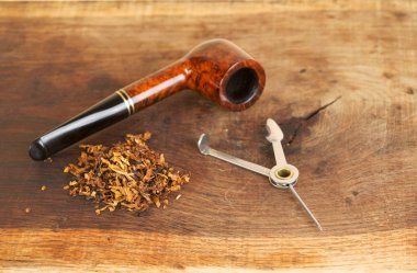 Ahşap bir masa üzerinde pipo. Aroma. Uzay kopyalayın. Üstten Görünüm
