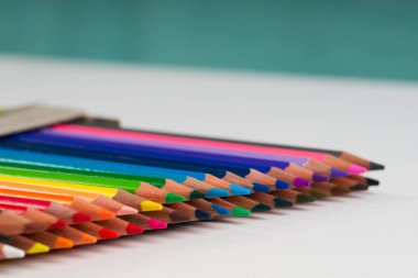 Beyaz kağıt kutusunda çok renkli pensils.