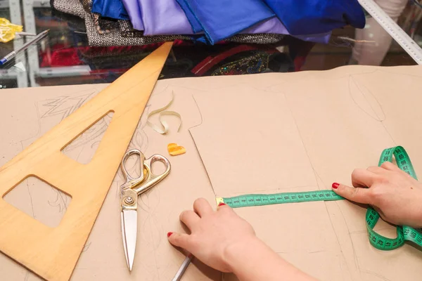 Costura textil o de tela. Mesa de trabajo de un sastre. Herramientas textiles. Carrete de tijeras de hilo, cintas métricas y tejido natural. Copiar espacio — Foto de Stock