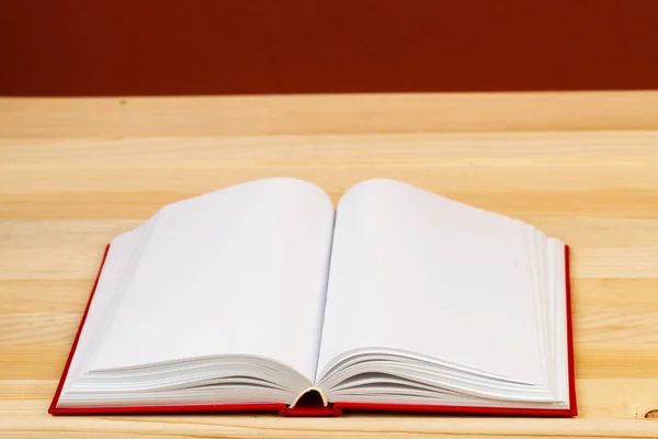 Libro aperto, pila di libro rigido su tavolo di legno. Torniamo a scuola. Ricevuto. Vista dall'alto — Foto Stock