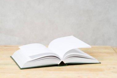 Ahşap masa üzerinde açık bir kitap. Okula dönüş. Kopya alanı