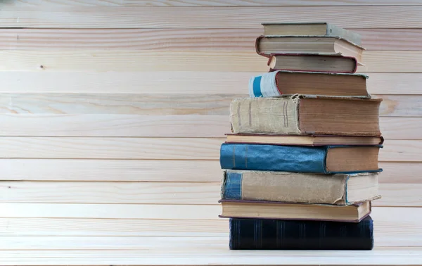木製のテーブルのハードカバー書籍のスタック。学校に戻る. — ストック写真
