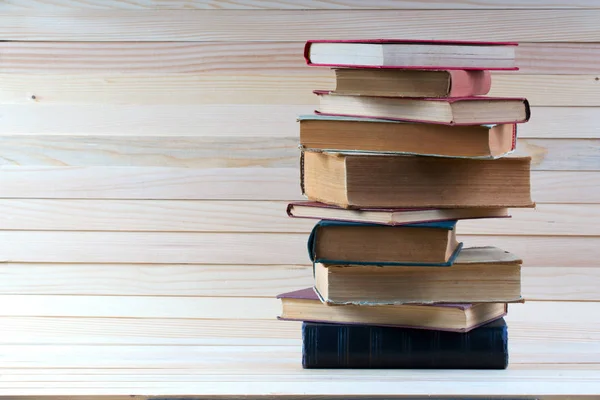 Stos książek książka w twardej oprawie na drewnianym stole. Powrót do szkoły. — Zdjęcie stockowe