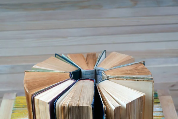 Pila di libri rigidi su tavolo di legno. Ritorno a scuola . — Foto Stock