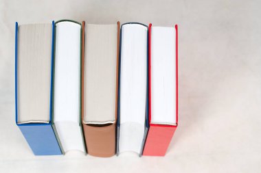 Masada ciltli kitap yığını. Üstten Görünüm.