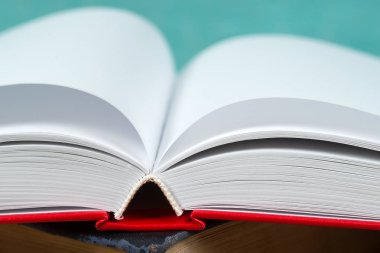 Açık kitap, ciltli kitap yığını. Okula dönüş.