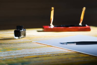 Ahşap zemin üzerine dolma kalem. Okula dönüş.