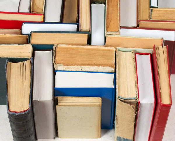 Masada ciltli kitap yığını. Üstten Görünüm.
