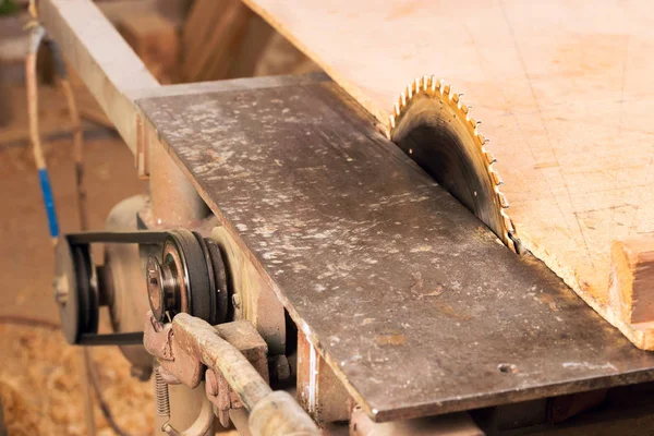 Snickarverktyg på träbord med sågspån. Cirkelsåg. — Stockfoto