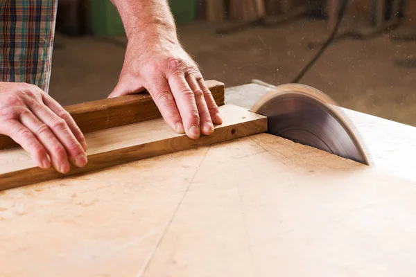 Timmerman gereedschap op houten tafel met zaagsel. Cirkelzaag. — Stockfoto