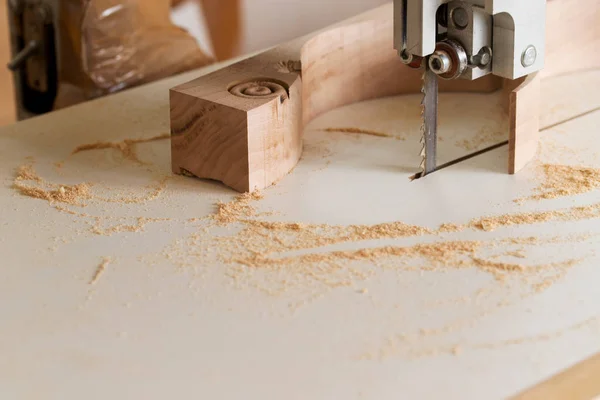 Timmerman gereedschap op houten tafel met zaagsel. Cirkelzaag. — Stockfoto