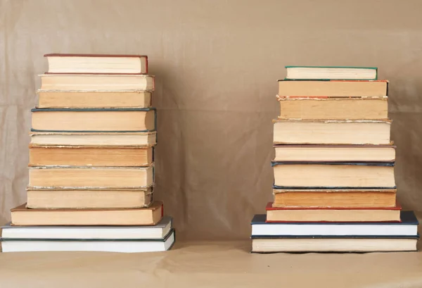 Στοίβα από βιβλία hardback στο ξύλινο τραπέζι. Επιστροφή στο σχολείο. — Φωτογραφία Αρχείου