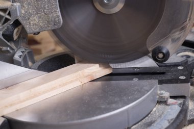 Ahşap masada talaşlı marangoz aletleri. Dairesel Testere.