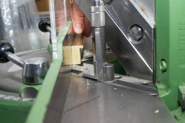 Frameshop çerçevesinde çalışan usta.