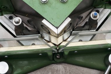 Frameshop çerçevesinde çalışan usta.