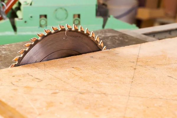 ほこりを持つ木製のテーブルの上の大工道具。円形のこぎり. — ストック写真