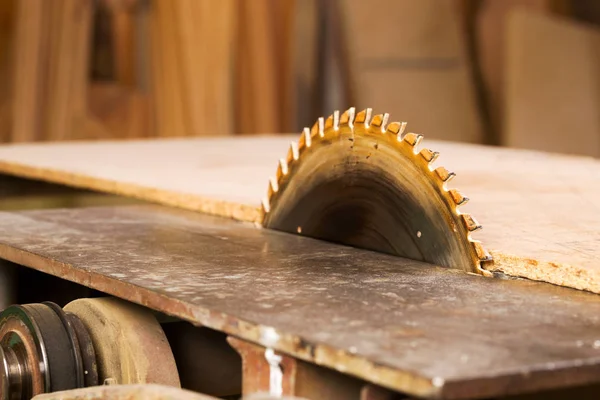 Herramientas de carpintería sobre mesa de madera con serrín. Sierra circular. —  Fotos de Stock
