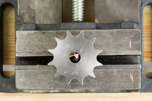 La vise para sujetar en un entorno de escritorio de madera herramientas — Foto de Stock