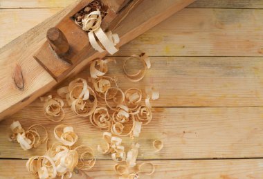 Araçlar ahşap masa arka plan üzerinde bir marangoz. Üstten Görünüm. Kopya alanı