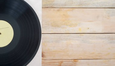 Vinil kaydı kopya alanı önünde bir koleksiyonu ile