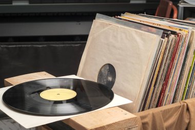 Görüntü eski vinil topluluğu tarz retro ahşap arka plan üzerinde kollu LP kayıt. Kopya alanı